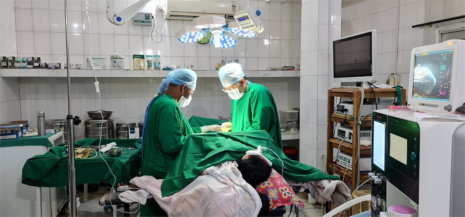 An unoccupied operating room with clinical equipment